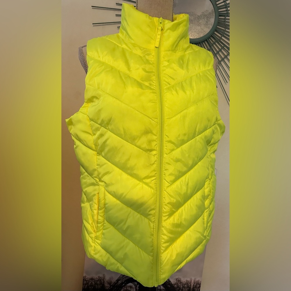 NWOT SO brand in Large vest outerwear in yellow color with pockets on the side